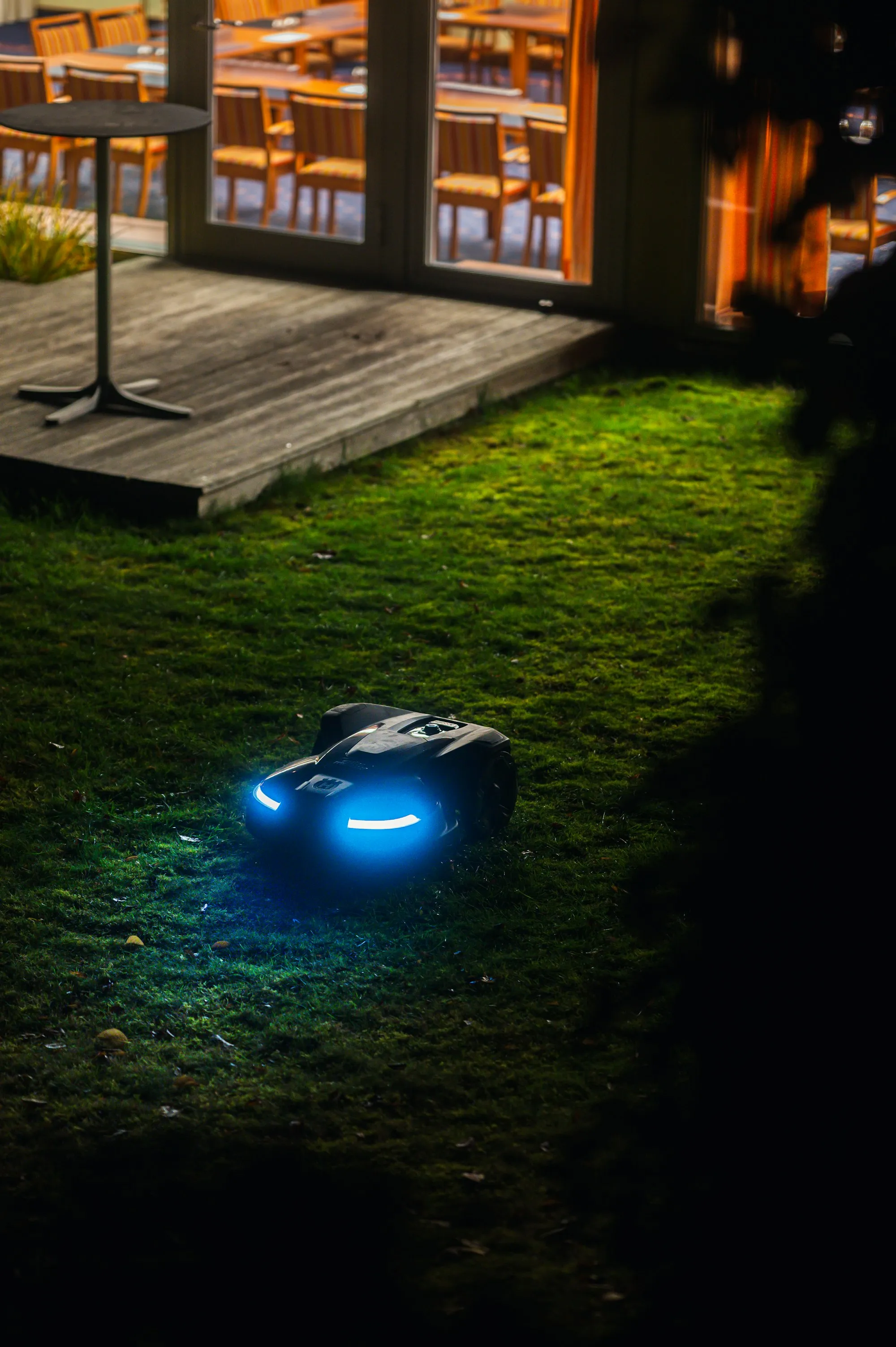 Rozległy zadbany trawnik przygotowany pod robota koszącego